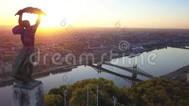 匈牙利布达佩斯-Gellert山<strong>自由女神像</strong>的4K鸟瞰图、<strong>自由</strong>桥和布达佩斯天际线
